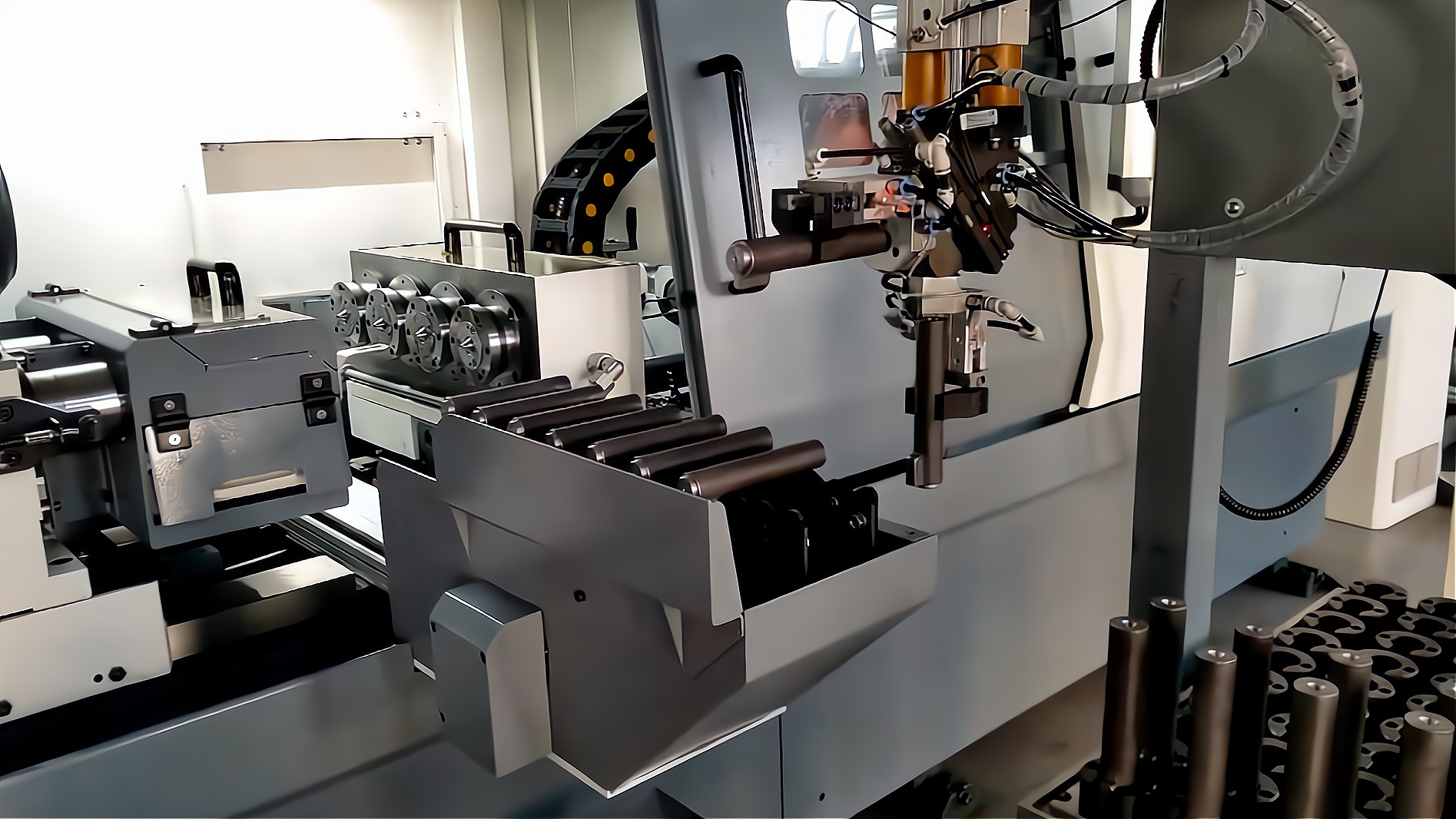 ZK2115×4B/500A 深孔鉆床配置桁架機(jī)械手，加工手槍槍管單機(jī)自動化