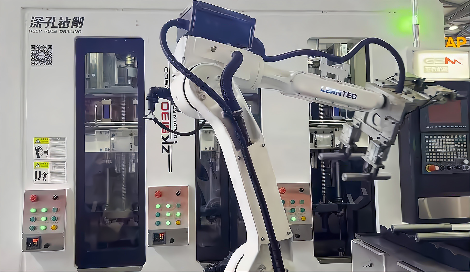ZK5120×6/500 倒立六軸深孔鉆床配置六軸機(jī)器人，加工新能源電機(jī)軸單機(jī)自動化